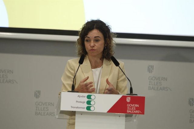 La consellera de Hacienda, Rosario Sánchez, explica los detalles de la parte fiscal del REB.