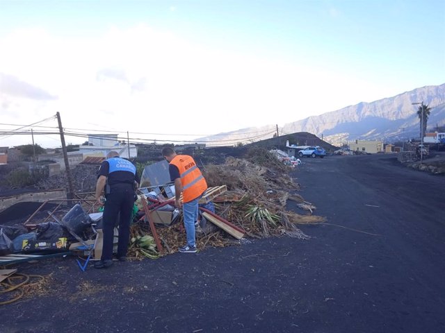 Labores de limpieza en las zonas afectadas por el volcán de La Palma