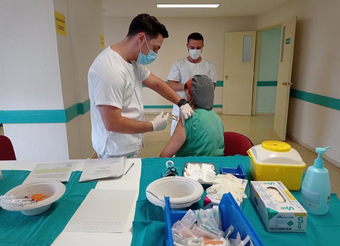 Vacunación de profesionales sanitarios en el Hospital Miguel Servet de Zaragoza.