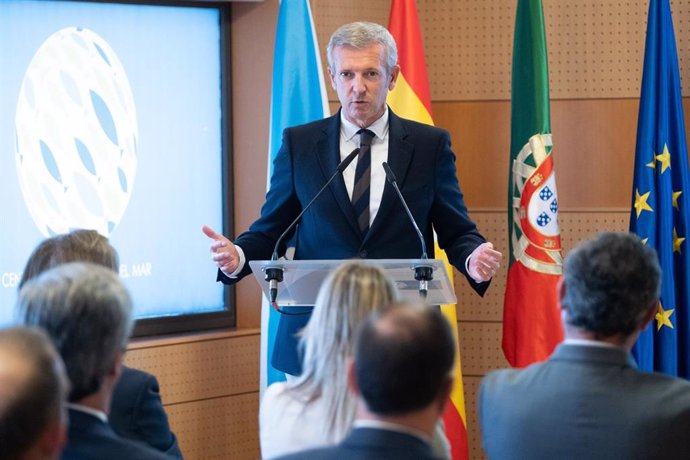 El presidente de la Xunta, Alfonso Rueda, en la clausura de la jornada 'Desafíos actuales en infraestructuras transfronterizas y desarrollo económico de la eurorregión Galicia-Norte de Portugal', celebrada en la sede de la AECT en Vigo.