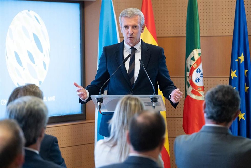 El presidente de la Xunta, Alfonso Rueda, en la clausura de la jornada 'Desafíos actuales en infraestructuras transfronterizas y desarrollo económico de la eurorregión Galicia-Norte de Portugal', celebrada en la sede de la AECT en Vigo.