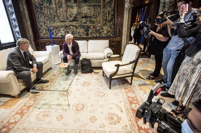 El presidente de la Generalitat, Ximo Puig (i) y el alcalde de Valncia, Joan Ribó (d), durante su reunión en el Palau de la Generalitat