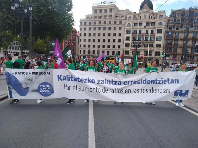 Archivo - Manifestación de trabajadoras de residencias de Bizkaia
