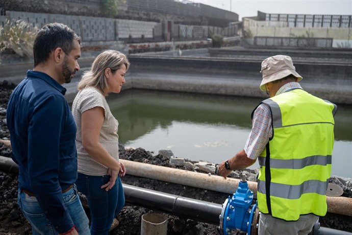 La consejera de Agricultura, Ganadería y Pesca del Gobierno de Canarias, Alicia Vanoostende, junto con el director general de Agricultura, Augusto Hernández
