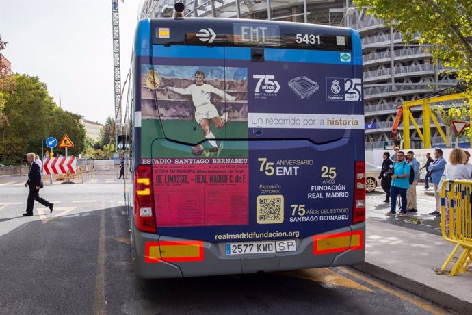 Autobús con un cartel de la exposición Un recorrido por la historia de la EMT y Real Madrid