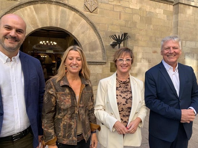 Ángeles Ribes i Eva Parera amb Juan Arza, secretari d'acció institucional de Valents, i Jean Castel, secretari d'Organització