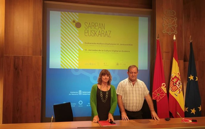 La consejera de Relaciones Ciudadanas, Ana Ollo y el director gerente de Euskarabidea, Mikel Arregi