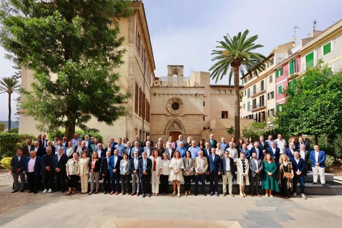 La presidenta del Govern, Francina Armengol, junto con agentes sociales y representantes de la sociedad civil.