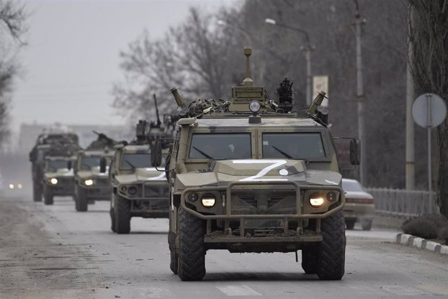 Archivo - Vehículos militares de Rusia en la península de Crimea.