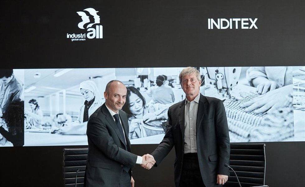 El consejero delegado de Inditex, Óscar García Maceiras, con el secretario general de IndustriALL Global Union, Atle Hie.