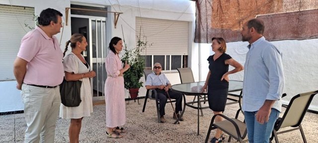 La delegada de Fomento, Articulación del Territorio y Vivienda, Cristina Casanueva, en su visita a Montalbán.