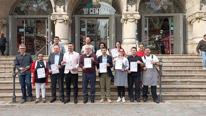 El alcalde de Valncia, Joan Ribó, y el presidente de la Cámara de Comercio de Valencia, José Vicente Morata, presiden el inicio de la campaña Bonos Comercio 2022 en la ciudad.