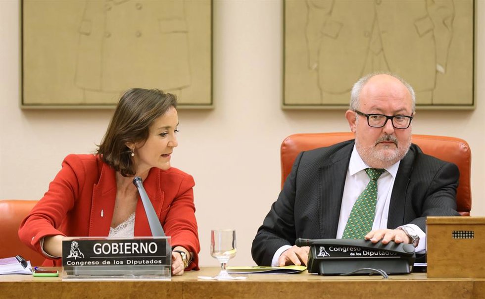 Archivo - La ministra de Industria, Comercio y Turismo, Reyes Maroto, y el diputado de ERC, Joan Capdevila i Esteve, en una Comisión del Congreso