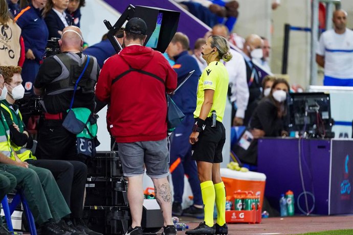 Archivo - VAR check by referee Ivana Martincic (CRO) during the UEFA Women's Euro 2022, quarter final football match between France and Netherlands on July 23, 2022 at New York Stadium in Rotherham, England - Photo Joris Verwijst / Orange Pictures / DPPI