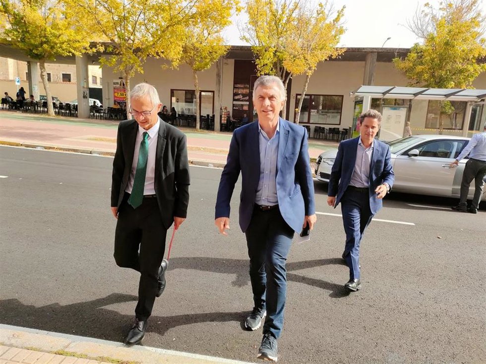 El expresidente de Argentina, Mauricio Macri (centro), junto al rector de la USAL, Ricardo Rivero (i), a su llegaba a la Facultad de Derecho para impartir su conferencia.