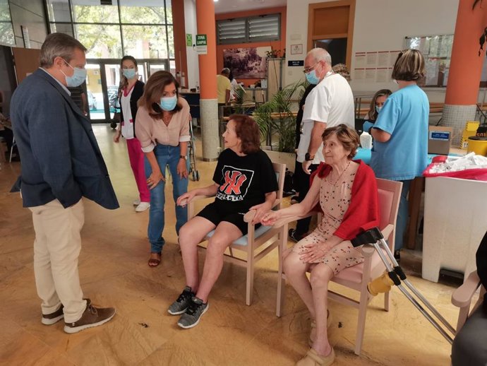 La delegada de Salud y Consumo, María Jesús Botella, visita un centro de vacunación.