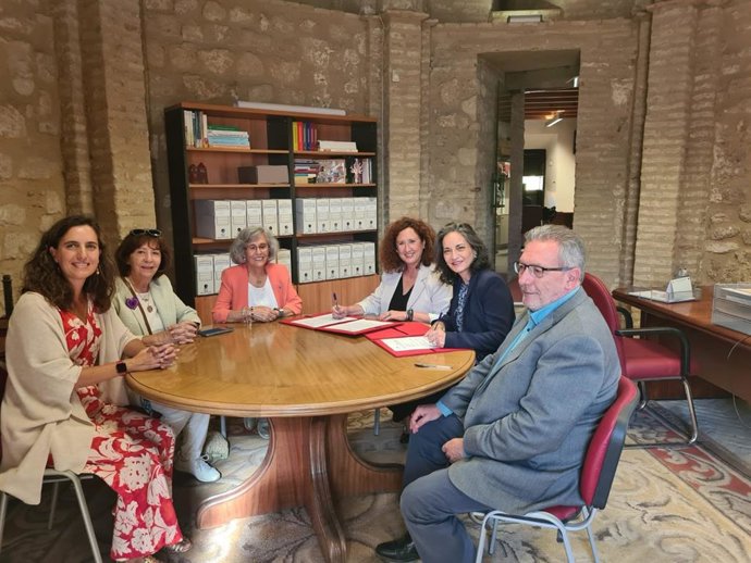 Firma del acuerdo de cesión del local del Amuvi