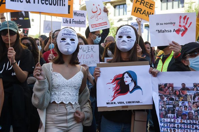 Varias personas se manifiestan para pedir respeto por los derechos de las mujeres iraníes, en la plaza del Callao, a 1 de octubre de 2022, en Madrid (España)