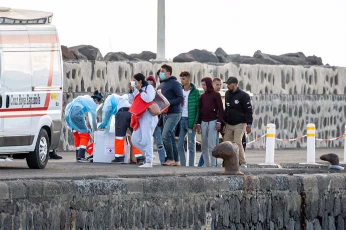 Archivo - Sanitarios de la Cruz Roja atienden a migrantesen una zona cercana a los Jameos del Agua en la isla de Lanzarote