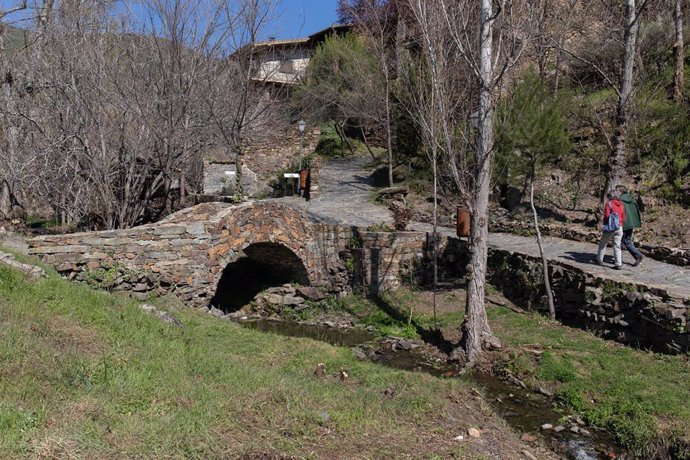 Archivo - Un arroyo pasa por un puente en Patones de Arriba, a 6 de abril de 2022, en Patones de Arriba, Madrid (España).