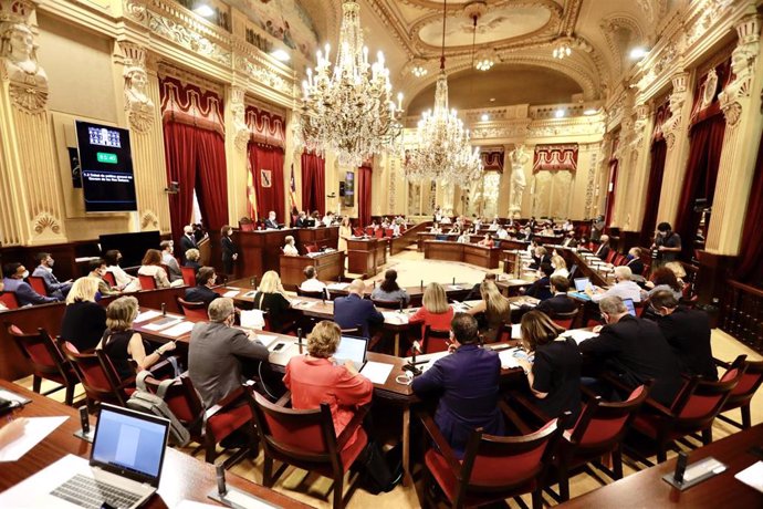 Archivo - Pleno del Parlament balear durante la intervención de la presidenta del Govern, Francina Armengol, en el Debate de Política General del 2021.