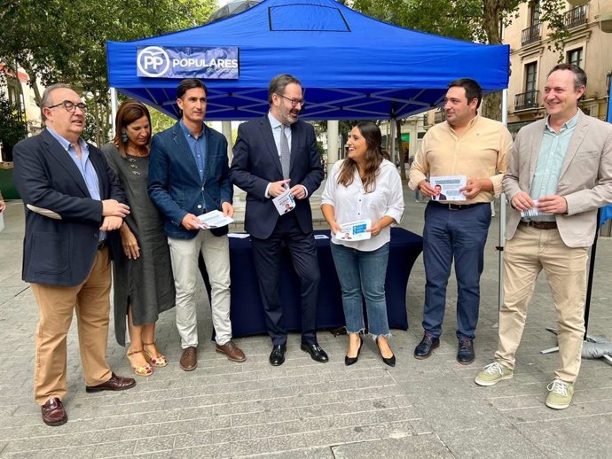 Carpa con representantes del PP.