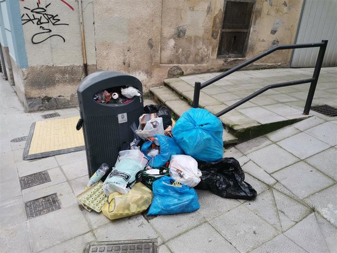Archivo - Contenedor de basura en Santander.