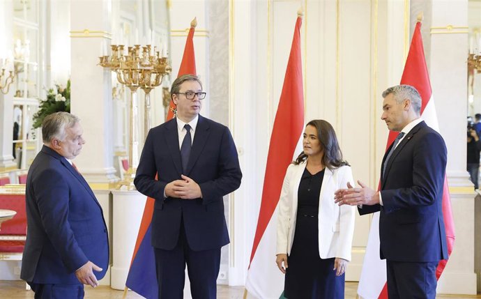 El primer ministro de Hungría, Viktor Orbán, en Hungría en una reunión con el canciller austriaco y el presidente de Serbia, Aleksandar Vucic