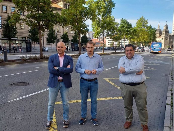 (De Izda A Dcha) El Portavoz De Foro En Gijón, Jesús Martínez Salvador, El Secretario General Y Portavoz De Foro Asturias En La Junta General Del Principado De Asturias, Adrián Pumares,  Y Pelayo Barcia --Concejal Forista--, En La Plaza Del Humedal, Gij