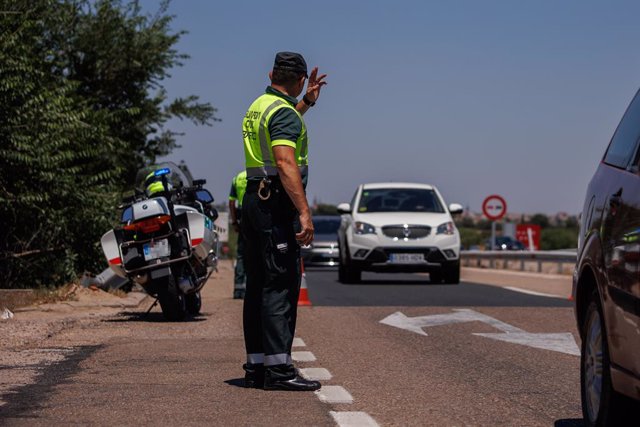 Archivo - Un agente de la Guardia Civil durante un control en la autovía A-5, en la primera operación salida del verano de 2022, a 1 de julio de 2022, en Madrid (España). 