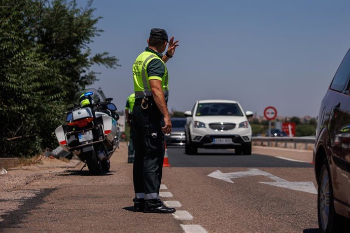 Archivo - Un agente de la Guardia Civil durante un control en la autovía A-5, en la primera operación salida del verano de 2022, a 1 de julio de 2022, en Madrid (España). 