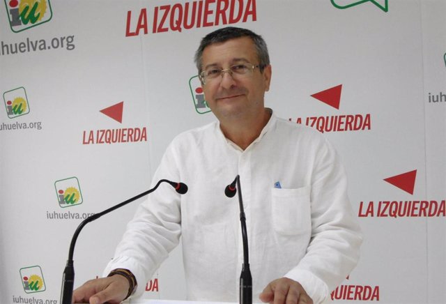 El coordinador local de Izquierda Unida en Aljaraque y portavoz municipal de UP, Sebastián Rivero, en rueda de prensa.