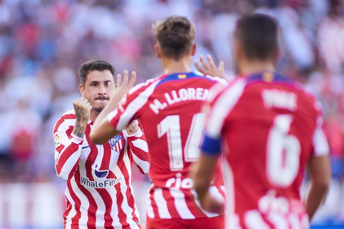 Los jugadores del Atlético de Madrid Marcos Llorente, Koke Resurreción y José María Giménez, ante el Sevilla en LaLiga Santander 2022-2023. 
