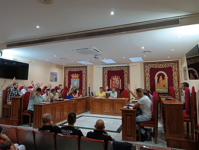 Votación en el pleno del Ayuntamiento de Coria