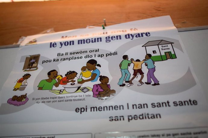 Archivo - Instrucciones a la población frente a los síntomas del cólera colocadas en un centro en Haití en 2012