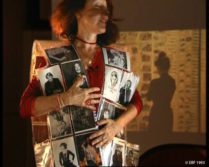 Archivo - La artista Eugnia Balcells rinde homenaje a todas las mujeres en la obra 'lbum porttil'