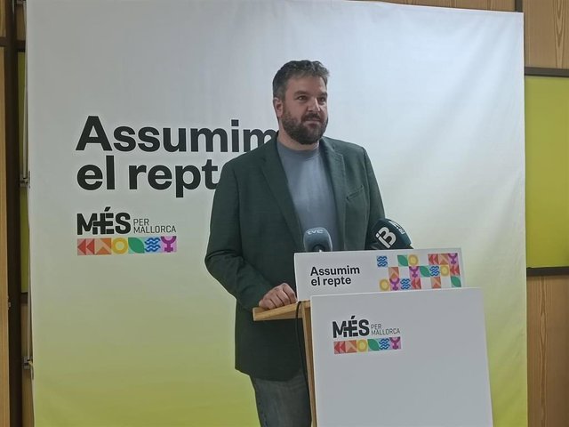 El coordinador general de MÉS per Mallorca, Lluís Apesteguia, en una rueda de prensa en la sede de la formación ecosoberanista.