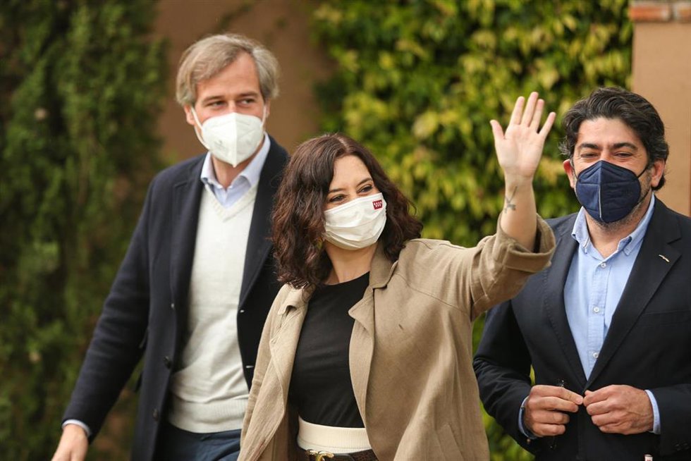 Archivo - (I-D) El vicesecretario de Política Territorial del PP, Antonio González Terol; la presidenta de la Comunidad de Madrid y candidata del PP a la reelección, Isabel Díaz Ayuso, y el consejero madrileño de Vivienda y 'número 6' del partido para l