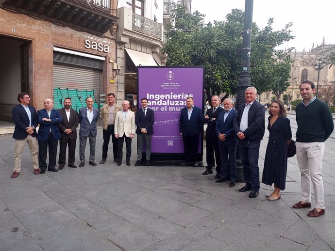 Presentación de la muestra de los ingenieros andaluces, con sus obras internacionales "más relevantes", en la avenida de la Constitución.