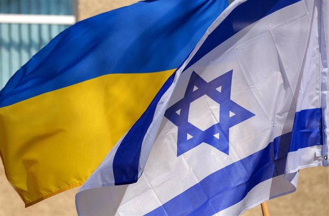 Archivo - Banderas de Ucrania e Israel