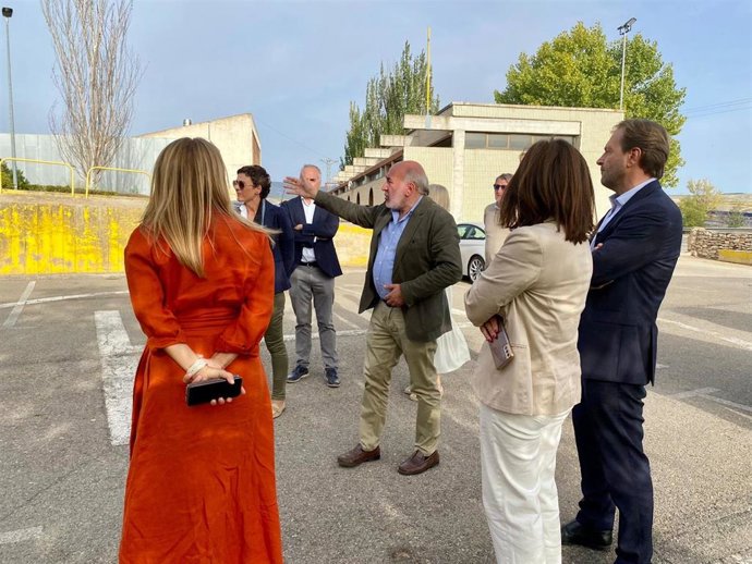 Responsables del PP Aragón en la zona del parking del Hospital Ernest Lluch de Calatayud.