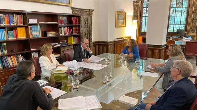 El Defensor del Pueblo, Ángel Gabilondo, en una reunión con la Asociación Rafael Alberti-Presa