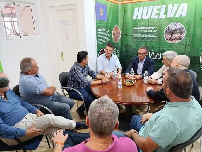 Reunión mantenida por el grupo Parlamentario Vox en Andalucía con representantes de la Plataforma de Regantes del Condado de Huelva.