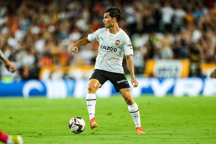 Archivo - Hugo Guillamon of Valecia in action during the Santander League match between Valencia CF and Atletico de Madrid at the Mestalla Stadium on August 29, 2022, in Valencia, Spain.