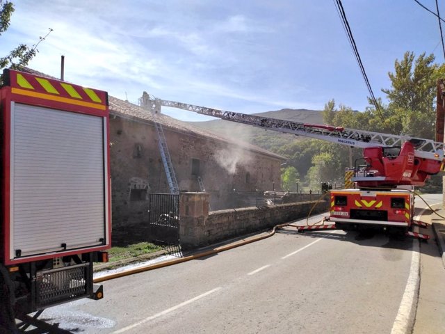 Bomberos de Cantabria sofocan un incendio en una vivienda en Campoo de Suso