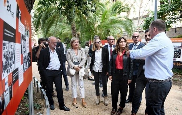 Inauguració de l'exposició 'Ahir, avui i sempre. 30 anys d?informació líder al servei del país' en els jardins del Palau Robert.