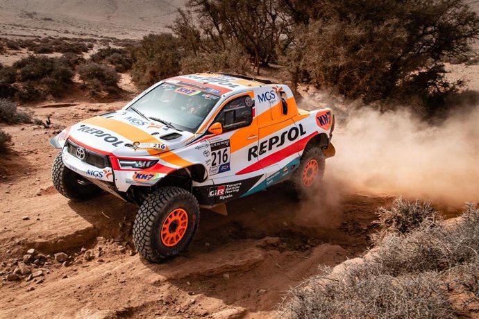El Toyota del Repsol Rally Team de Isidre Esteve y Txema Villalobos durante la segunda etapa del Rally Marruecos 2022