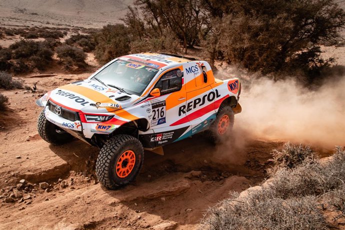El Toyota del Repsol Rally Team de Isidre Esteve y Txema Villalobos durante la segunda etapa del Rally Marruecos 2022