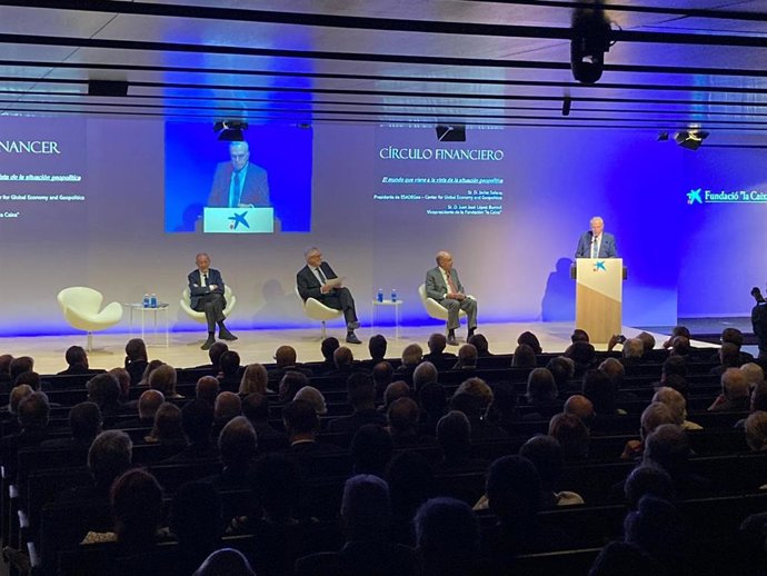 Javier Solana, Juan José López-Burniol, Miquel Roca Junyent y, en el atril, Isidre Fainé