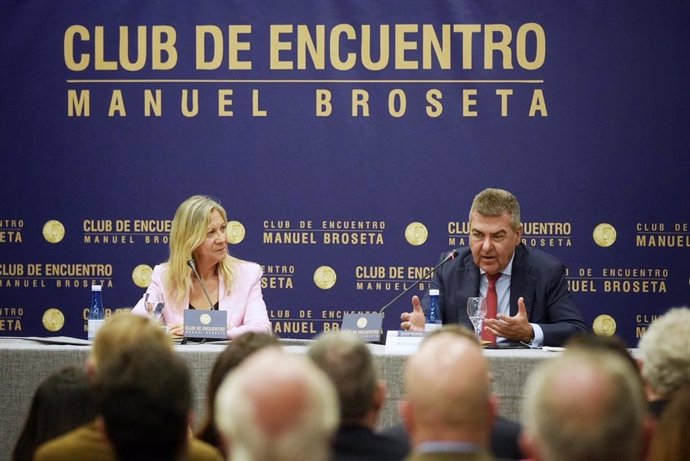 El presidente de Iryo y Air Nostrum, Carlos Bertomu, participa en el Club de Encuentro Manuel Broseta